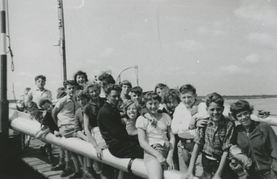 876385 Groepsportret van de leerlingen van de zesde klas op de Nederlands Hervormde Gemeenteschool nr. 2 (Waterstraat ...